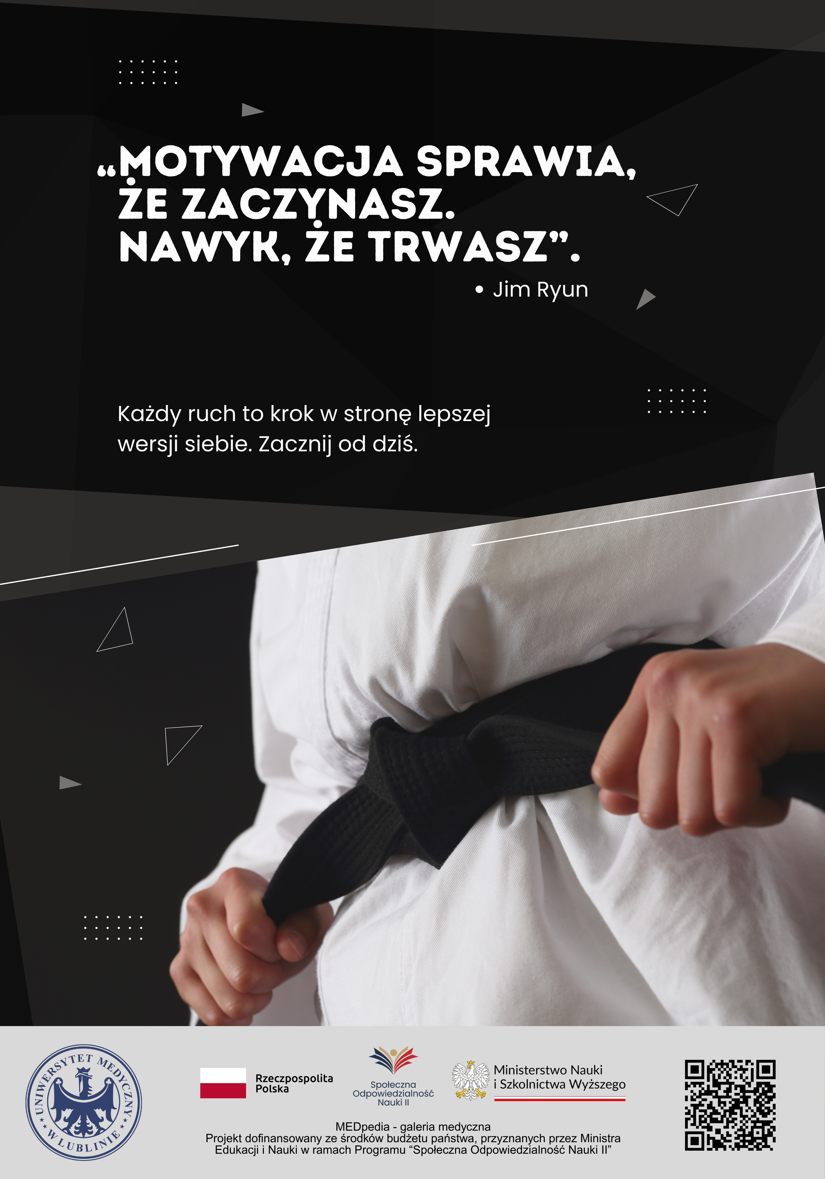 Ciemny, geometryczny plakat. Po lewej dużą, białą czcionką cytat: „Motywacja sprawia, że zaczynasz. Nawyk, że trwasz.” z podpisem Jim Ryun. Niżej zdanie: „Każdy ruch to krok w stronę lepszej wersji siebie. Zacznij od dziś.” W dolnej części fotografia zbliżenia: osoba w białym kimonie wiąże czarny pas. Na dole belka z logotypami i kodem QR do materiałów online.